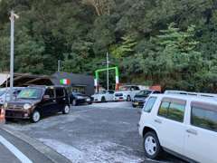 輸入車、スポーツカー、セダン、軽自動車、格安中古車も多数展示してます。お客様の愛車探しのお手伝いを一生懸命致します！！