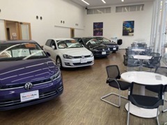 屋内展示場　　最新型のVW車から手ごろな価格の車両までバラエティに富んだラインナップでご案内いたします。
