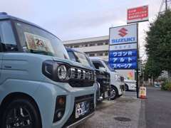 軽自動車から輸入車まで、バラエティに富んだ車種を20台以上展示中！スズキ副代理店の為、お買い得な未使用車も多数展示中！