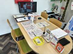 モニター付きの商談テーブルでごゆっくりと。フリードリンクもございます！