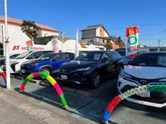 店舗道路側にはおすすめ車をずらっと並べています！ご納得いくまでご覧ください＾＾