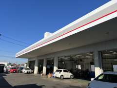 こちらが当店自慢のサービス工場（整備工場）です。広さも自慢です。何かあればご相談くださいね。車検もお任せ下さい。