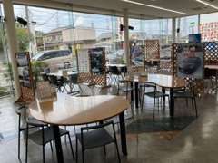 ショールームは広々として明るい雰囲気となっております♪お車のことは何でもご相談くださいませ☆