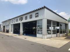 地元に寄り添う車屋さんだから…自社認証工場完備でお客様も安心！車検や日々のメンテナンスも当店でまるっとお任せください！