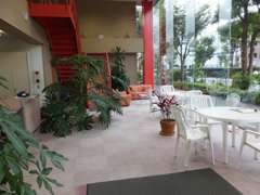 環7通り面にある13階建て茶色のマンション1F駐車場あります