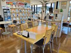店内には新車のカタログが全メーカーあります！展示場には新車も中古車も沢山あります！見に来て下さい！