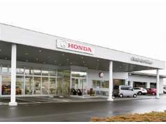 Honda　Cars宮城　白石店は4号バイパス沿い。広々駐車場とガラス張りの明るいショールームで皆様をお待ちしております♪