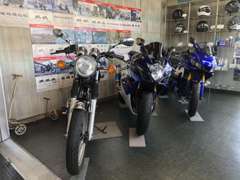 バイクも幅広いサービスをご提供しております。販売は勿論、買取も下取もOK。整備や修理、保険の事まで、何でもご相談ください。