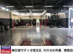 綺麗で明るい整備工場内です。お渡し前の整備・納車後の整備行います。