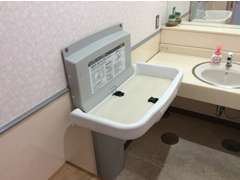 バリアフリー対応のお手洗いとなっております。中にはおむつ交換台も完備しております。