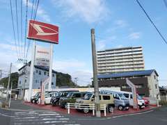 多数の展示車が並ぶ中古車展示場！ 展示車は随時入替えております。ゆっくりとご希望のお車をお探し下さい。