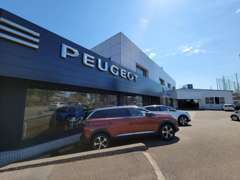 プジョーブルーの建物が目印です。