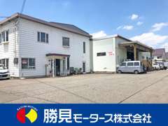 建物の前が駐車場になっています。お気軽にお越しください！