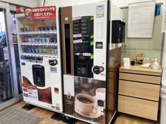 フリードリンクの自販機とお好みの銘柄を選択していただき、美味しいコーヒー等のお飲み物(アイス有り)をご用意しております♪