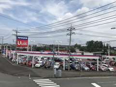 国道254号線沿いの展示場は大きな『NISSAN U-cars』の看板が目印です！