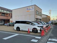 「来来亭、西岐阜店」さんの東隣りに店舗、展示場、駐車場があります。