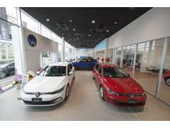 6台のフォルクスワーゲン車の展示スペースがあります。