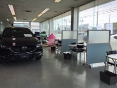 新車のカタログや試乗車も豊富です。マツダの魅力がイッパイの店内です。
