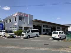 事務所併設の自社整備工場には、リフト7基と全員が整備資格保持した整備スタッフで土日祝日もご対応致します。