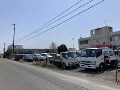 第三展示場。気になるお車がありましたらお気軽にご相談ください。