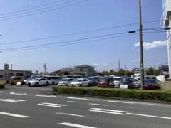 第一展示場。展示場も広く、たくさんのお車を一度にご覧頂くことが可能です。