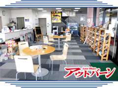 商談スペースです♪ご来店の際は、こちらでごゆっくりとおくろぎ下さい。大切なお車探し・ご相談など、こちらでお聞かせ下さい♪