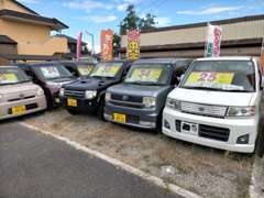 こちらが展示場です！常時10台以上在庫をご用意しております。在庫にないお車もお探しさせて頂きます！