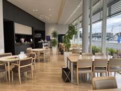 店内は明るく広々とした空間です！落ち着きのあるショールームにて、心ゆくまでおクルマをご検討いただけます。