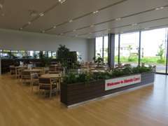 店内はウッド調で落ち着きのある空間です。お客様がゆっくりとくつろげげる、清潔感ある店内を目指しています。