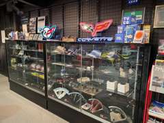 商談スペースの隣には、コルベットをはじめ様々なアメリカ車のパーツやグッズを展示・販売しております。