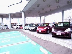 広々とした中古車展示場に、軽自動車やコンパクトカー、SUVやミニバン・1BOX等豊富に展示しております。お気軽にご来店下さい。