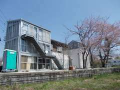 当社、裏から見た社屋全景です。春は桜が大変きれいなんです。お気軽にお越し下さい。大阪府大東市龍間1920-70