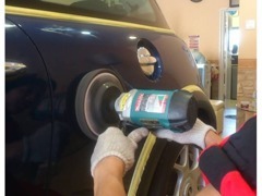 おすすめコーティングでは塗装面を磨きその上からガラス被膜をラッピング！最長5年膜で洗車楽々です。ご成約車に限り半額