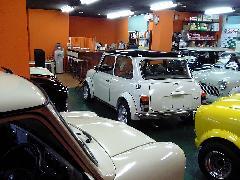 沢山のMINIが並ぶショールーム。大切に保管されています。