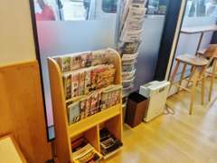 来店が非常に多い為、お待ち頂く事がございます。店内に雑誌や、カウンターが多数ございますので、ご安心下さい。