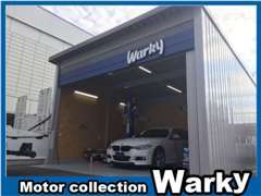 本店。リフトも完備です。新車の保管・入庫車両の清掃・コーティング・ナビ等部品の取付け、様々な事に使用してます。