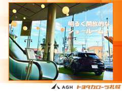 明るく開放的な店内には、話題の新型車も展示。2階には授乳室などもございますので、ご家族でぜひお越しくださいませ。