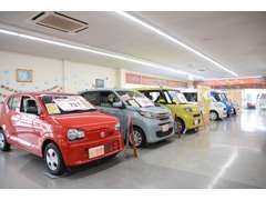 ☆室内展示場☆雨の日でも、ゆっくりと全メーカーのお車を選んで頂けます！