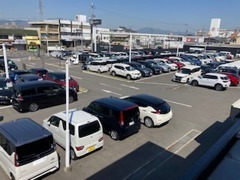 約120台の車両がご覧いただける広大な展示場です。