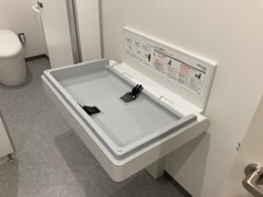 オムツ交換台も備えております。