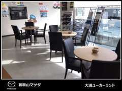 落ち着きのある店内でゆっくりご商談できます。ご家族、ご友人等とご来店頂くお客様もたくさんいらっしゃいます♪