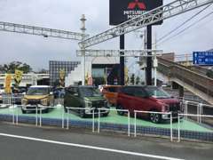 車種、カラーを多く取り揃え、通りからもご覧頂けるよう展示しております。新車・中古車・試乗車を多数ご用意しております。