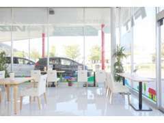 明るい店内で、お車選びをお楽しみください！山陽自動車道・岡山ICすぐそばに当店ございます！