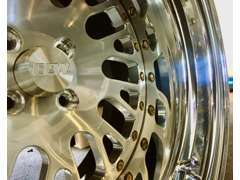 □WHEELS：カスタマイズには欠かせないホイール。USAから輸入致します。車輌にマッチするサイズ測定可能です。