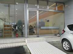 中古車展示場は敷地の右側になります。中古車専用受付がございますので中古車に関してはこちらまでご来店下さい！