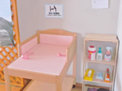 おむつ台・授乳スペース。乳幼児用ベッド・授乳スペースをご用意しております。小さなお子様連れの方も安心！
