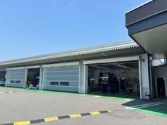 広いサービス工場の併設で納車後の点検等安心して入庫頂けます