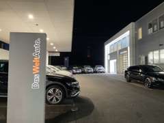 夜の中古車展示場もオシャレです
