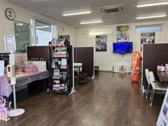 明るいショールームでお客様を徹底サポート！清潔感のある店舗で納得いく車選びをお手伝いいたします！