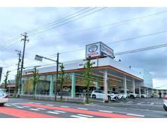 こちらが店舗入り口です。入ってすぐ目の前にお客様駐車場がございます。